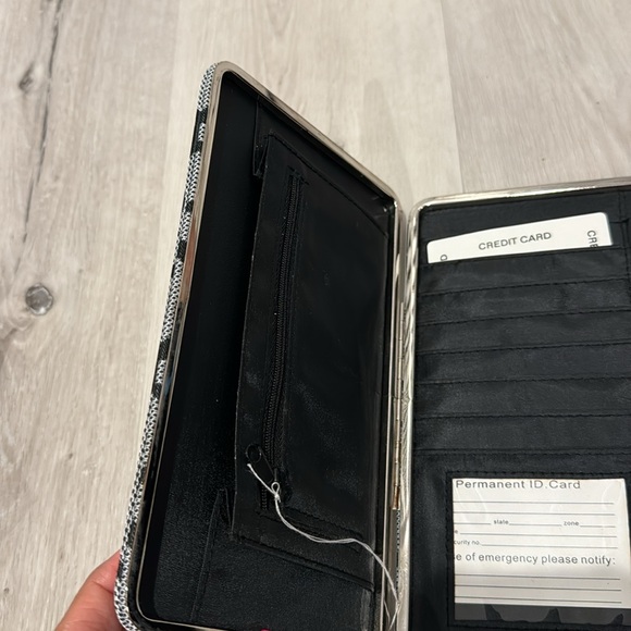 JC Fashion NWT Long hard Wallet with many credit Card compartment and pockets. - Picture 5 of 7